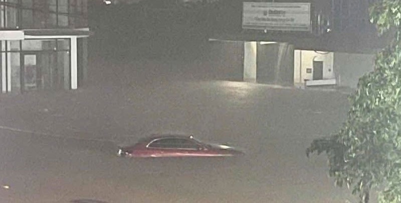 Mùa mưa đã đến, nỗi kinh hoàng khi ô tô bị ngập nước