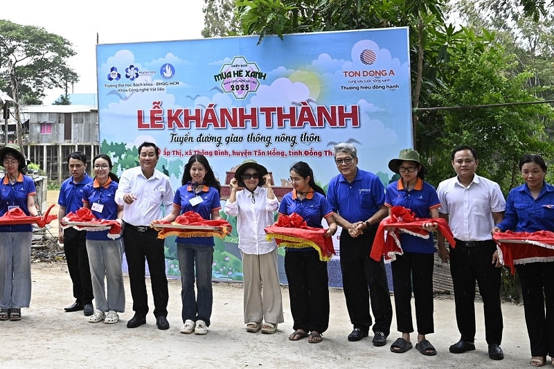 Đất Sen hồng thêm một con đường giao thông nông thôn mới