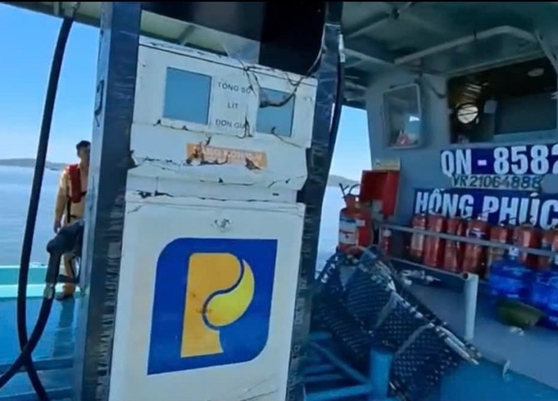 Cháy tàu bán xăng dầu tại vùng biển Móng Cái