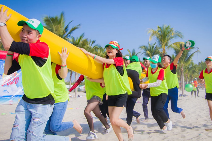 Tái tạo văn hóa để giữ chân người tài