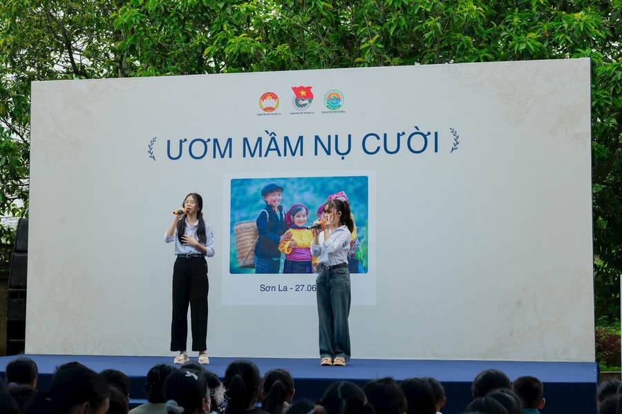 "Ươm Mầm Nụ Cười" - Hành trình mang tri thức và yêu thương đến trẻ em Tây Bắc