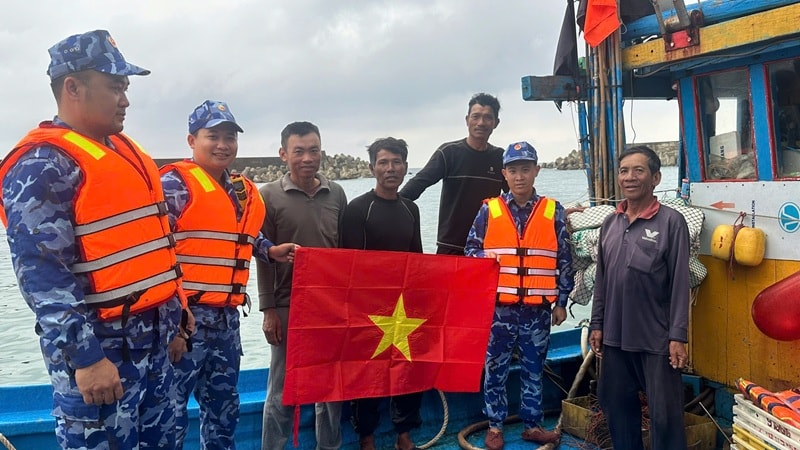 Điểm tựa vững chắc cho ngư dân vươn khơi, bám biển