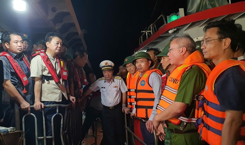 Thủ tướng Chính phủ chỉ đạo khẩn trương tìm kiếm cứu nạn vụ đắm tàu trên Vịnh Hạ Long