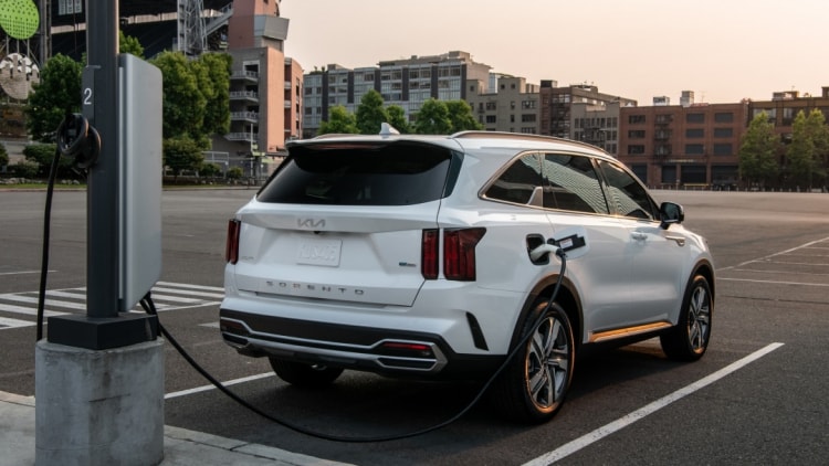 Xe hybrid sạc ngoài có được hoạt động, khi các thành phố hạn chế ô tô xăng, dầu?