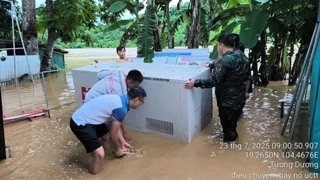 Viettel cộng tài khoản cho người dân Nghệ An bị cô lập do lũ lụt