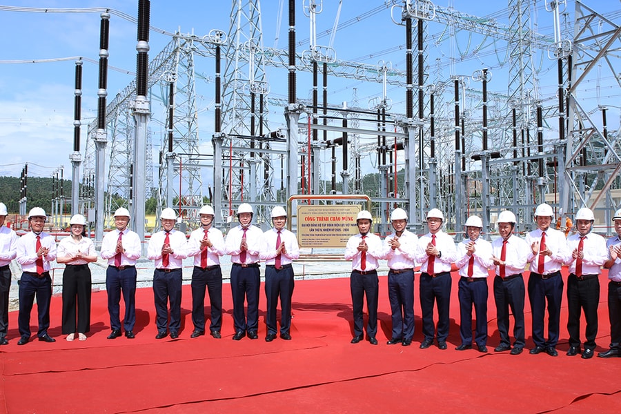 Gắn biển công trình chào mừng Đại hội Đảng bộ EVN lần thứ IV