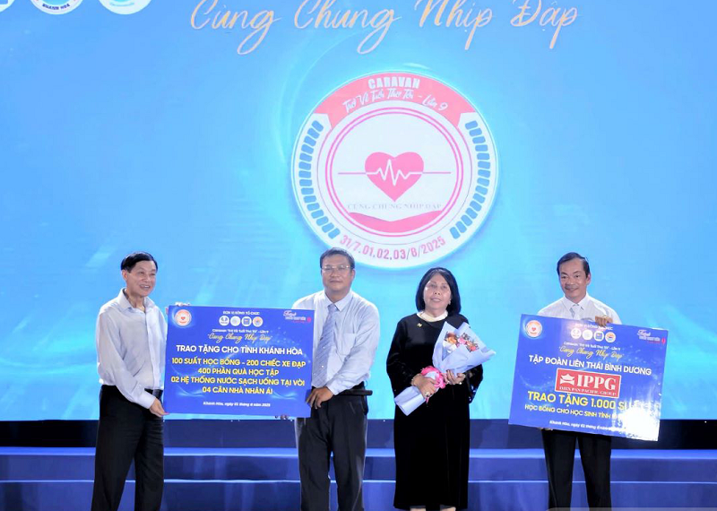 Doanh nhân Johnathan Hạnh Nguyễn đồng hành cùng học sinh khó khăn Khánh Hòa