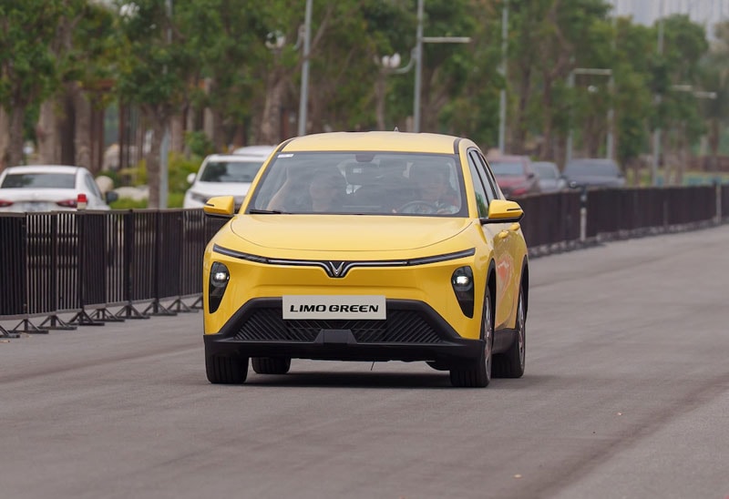 MPV xăng - điện đối đầu khốc liệt