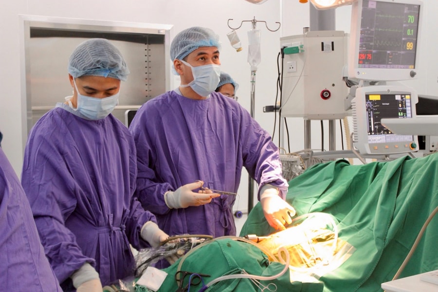 Thầy thuốc Ưu tú Phạm Việt Hùng: Người chinh phục những ca mổ “bất khả thi” ở Quảng Ninh
