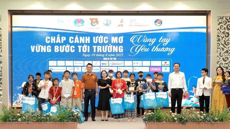 Trao 3 nghìn suất quà tặng trẻ mồ côi, khuyết tật và hoàn cảnh khó khăn