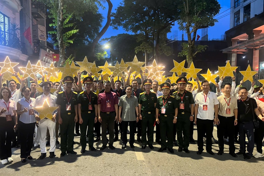 Khối Doanh nhân Việt Nam hợp luyện diễu binh, diễu hành A80