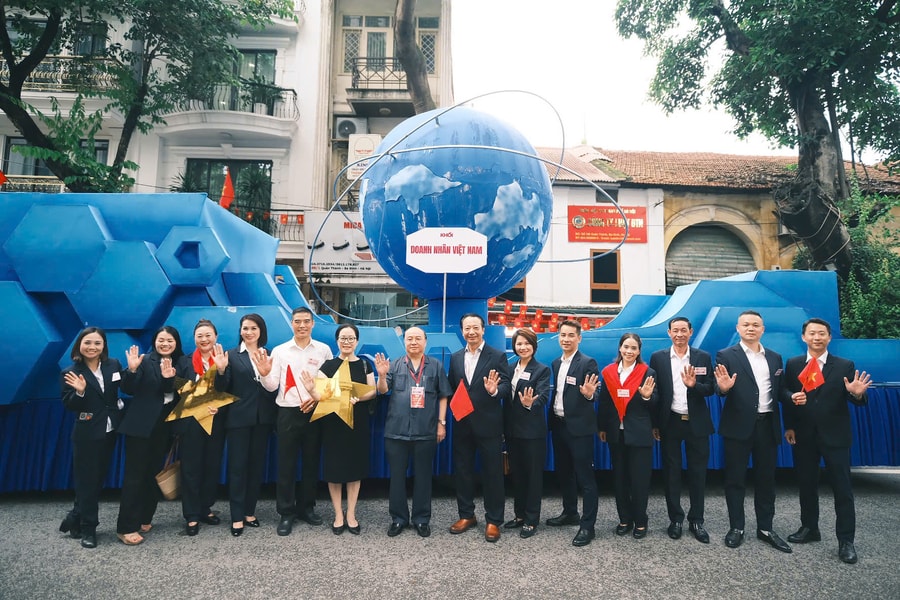 Khối Doanh nhân Việt Nam sơ duyệt diễu binh, diễu hành A80