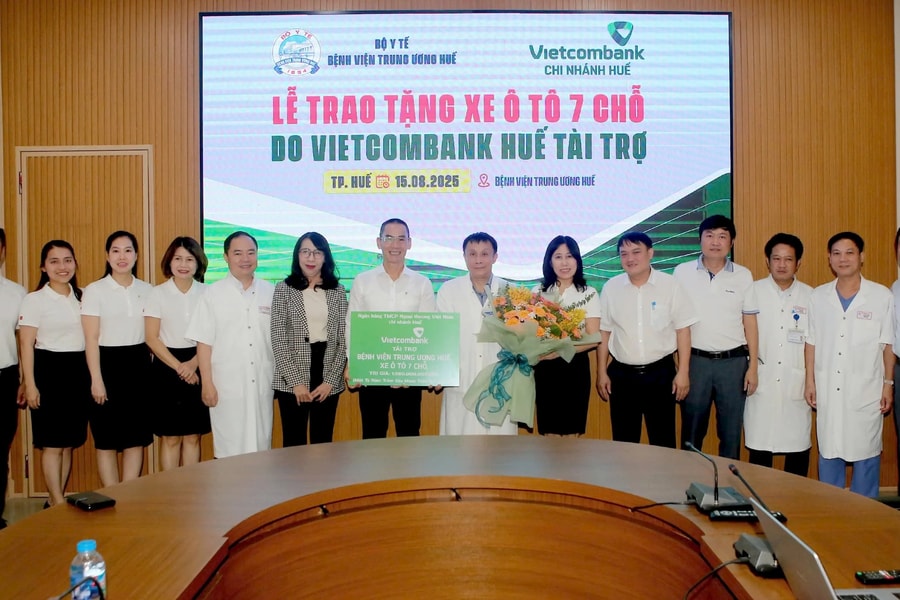 Vietcombank tặng xe ô tô phục vụ khám, chữa bệnh tại Bệnh viện Trung ương Huế
