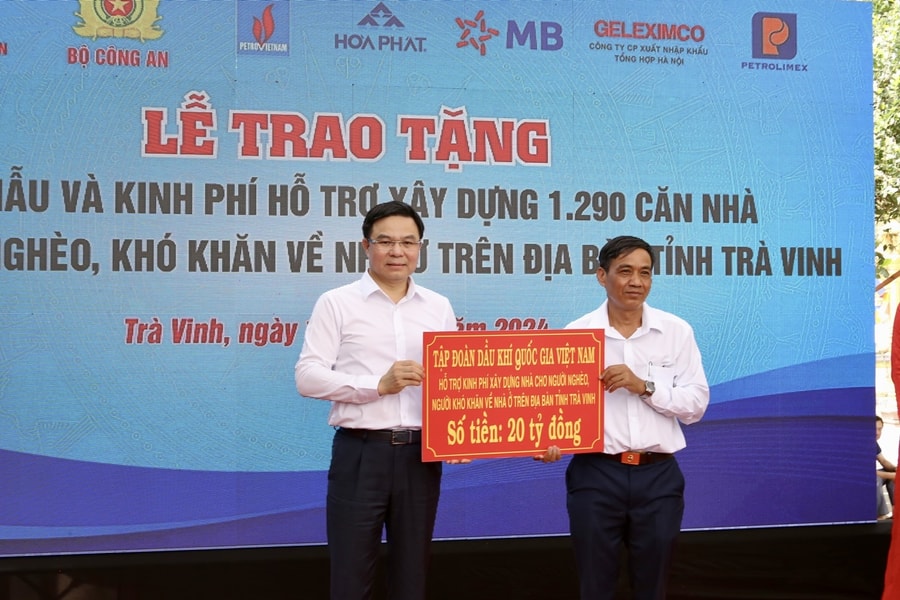 Thủ tướng trao tặng bằng khen cho Petrovietnam trong phong trào thi đua xóa nhà tạm, nhà dột nát
