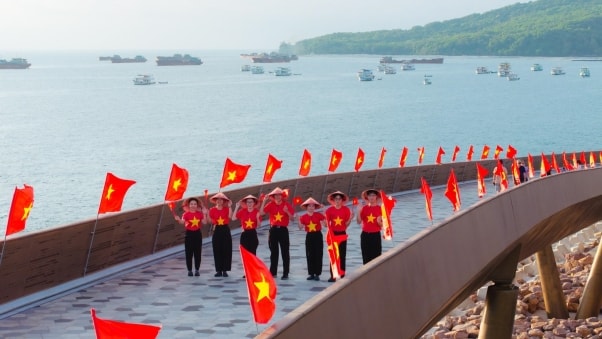 Nam đảo Phú Quốc rực rỡ cờ và pháo hoa dịp 2/9 khiến du khách quốc tế không thể rời mắt