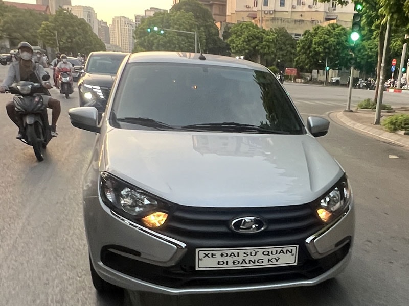 Lada Granta bất ngờ xuất hiện trên đường phố Hà Nội
