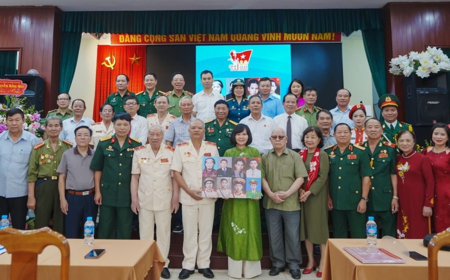 Trao tặng di ảnh chân dung “Tự hào Công an nhân dân Việt Nam”