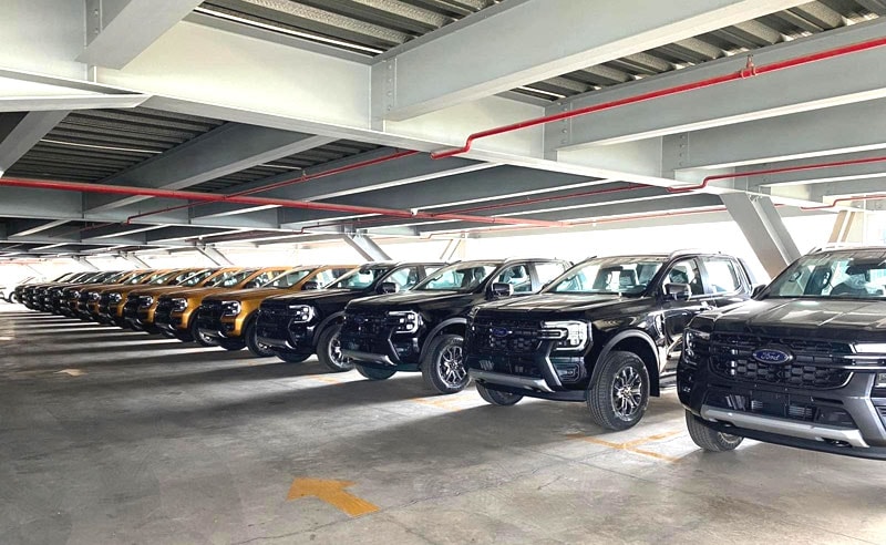 Các hãng xe tung khuyến mãi lớn, giá ô tô giảm sâu