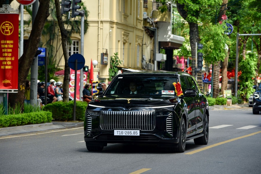 Những chi tiết xa xỉ bậc nhất trên Lạc Hồng 900 LX