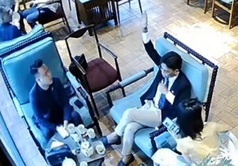 Khói thuốc, quyền lực và mặt thật “tổng tài”