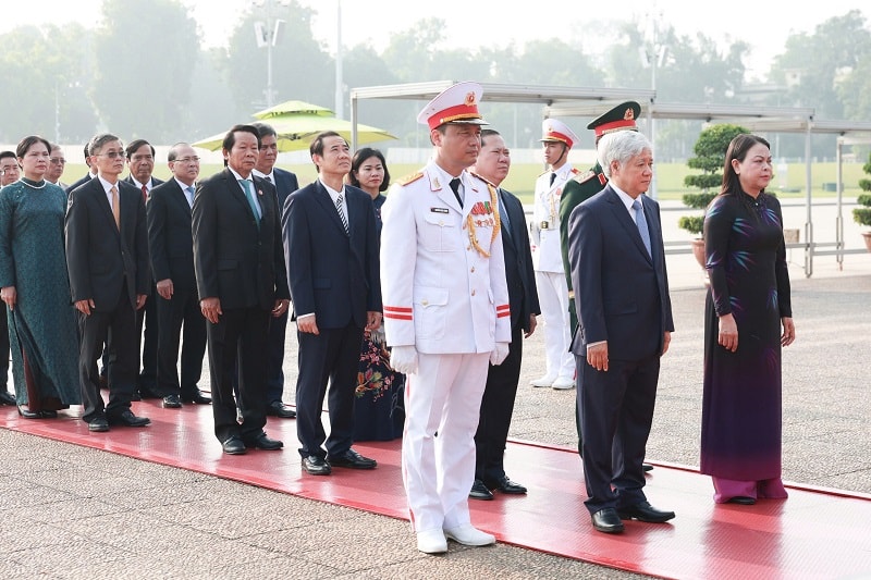 Đoàn đại biểu Đảng bộ MTTQ, các đoàn thể Trung ương thành kính viếng Lăng Chủ tịch Hồ Chí Minh
