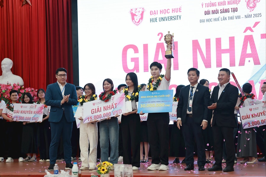 Dự án Việt dược chiến thắng tại cuộc thi khởi nghiệp của Đại học Huế