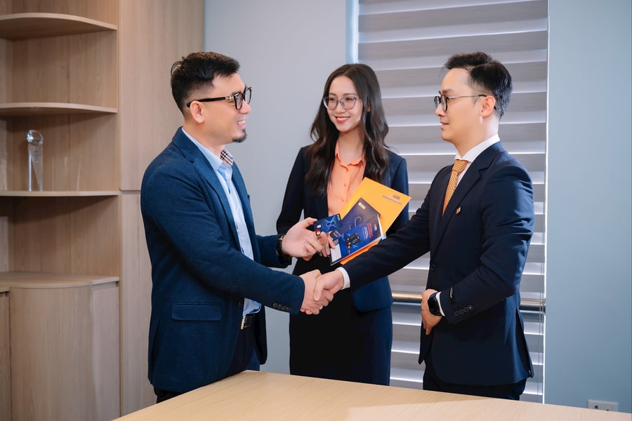 Doanh nghiệp tìm thấy nhiều giải pháp chi phí với thẻ tín dụng SHB