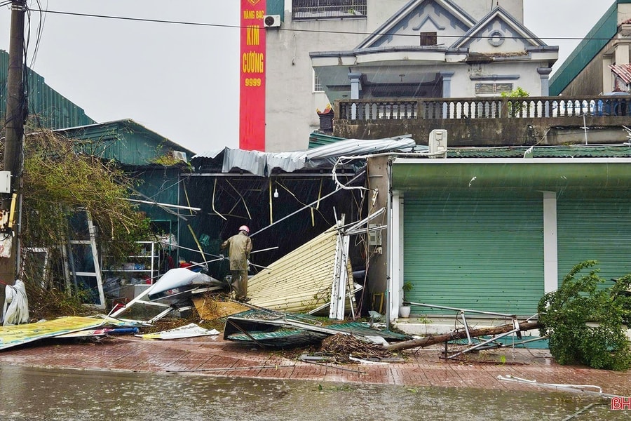 Thủ tướng chỉ đạo khẩn trương khắc phục hậu quả bão số 10 và mưa lũ