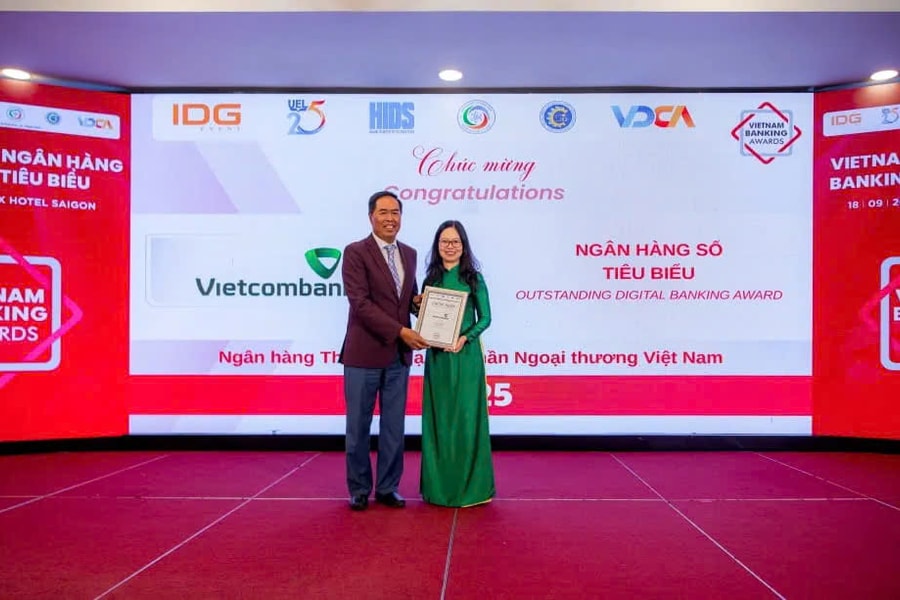 Vietcombank được vinh danh 3 giải thưởng tại Diễn đàn Ngân hàng Bán lẻ Việt Nam 2025