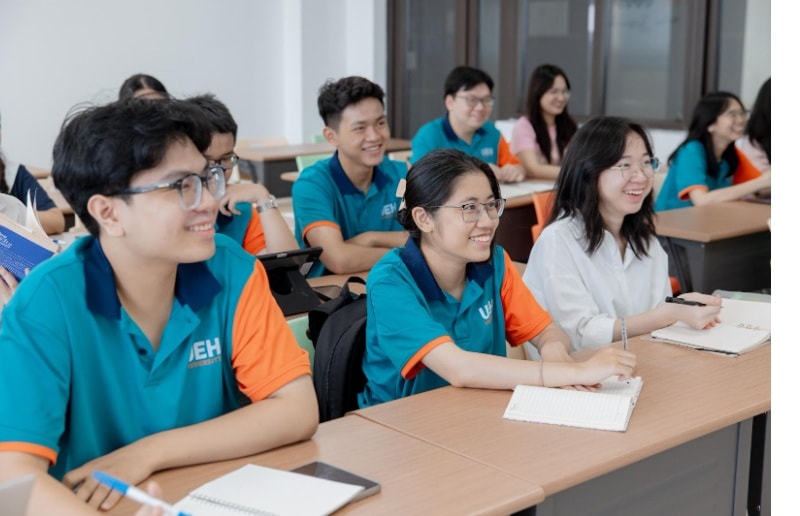 UEH hỗ trợ gần 3000 sinh viên 19 tỉnh thành bị ảnh hưởng bởi bão lũ