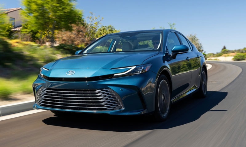 Toyota Camry giảm giá trăm triệu, hy vọng cứu vớt doanh số sedan cỡ D