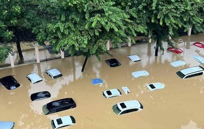 Ô tô ngập nước rao bán giá “rẻ bèo”, chỉ ngang một chiếc xe máy