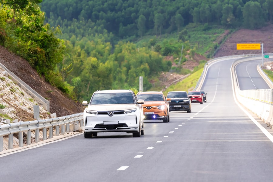 VinFast lập kỷ lục Việt Nam - cán mốc 100.000 ô tô bán ra trong 3 quý đầu năm