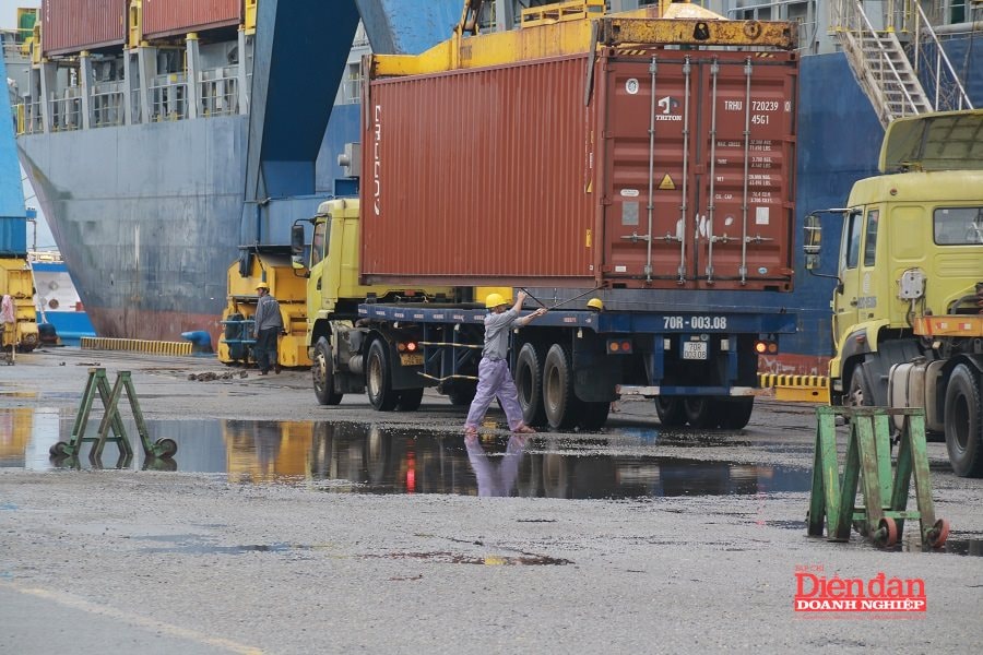 Áp lực nào đè nặng doanh nghiệp xuất khẩu Việt?