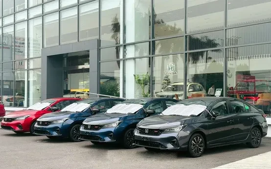 Giá ô tô tiếp tục giảm sâu dịp cuối năm