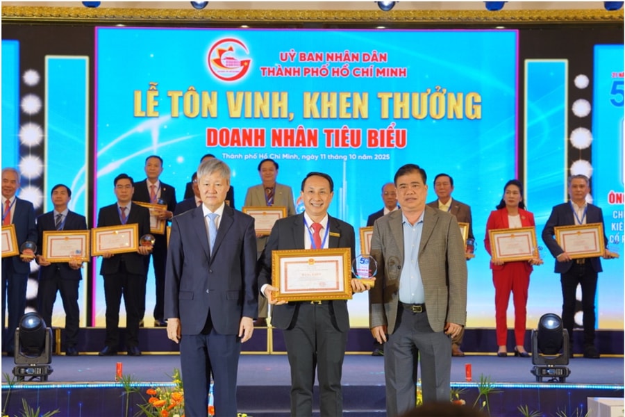 CEO Vina CHG nhận bằng khen của UBND TP.Hồ Chí Minh