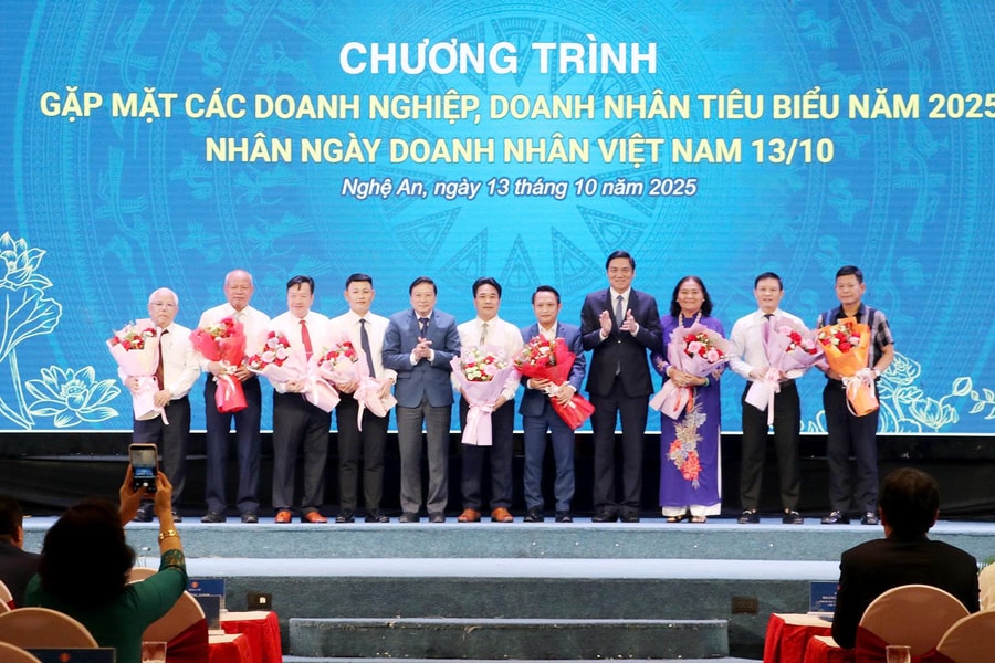 Lãnh đạo tỉnh Nghệ An gặp mặt, tôn vinh doanh nghiệp, doanh nhân