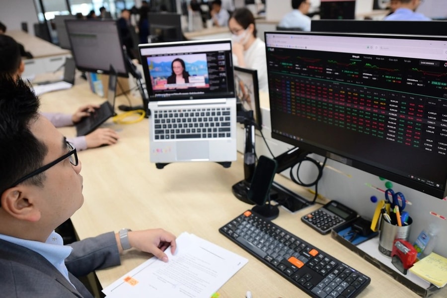 Quỹ mở cổ phiếu có hiệu suất thấp hơn VN-Index: Hiểu sao cho đúng?