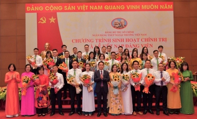 Đảng dẫn dắt – Tín dụng đồng hành – Vietcombank vững bước tiên phong