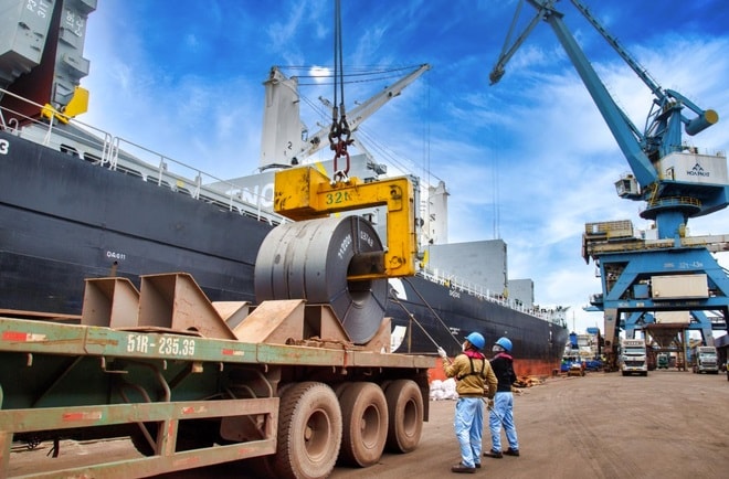 Từ thép giá rẻ Trung Quốc đến lời cảnh báo cho thị trường Việt Nam