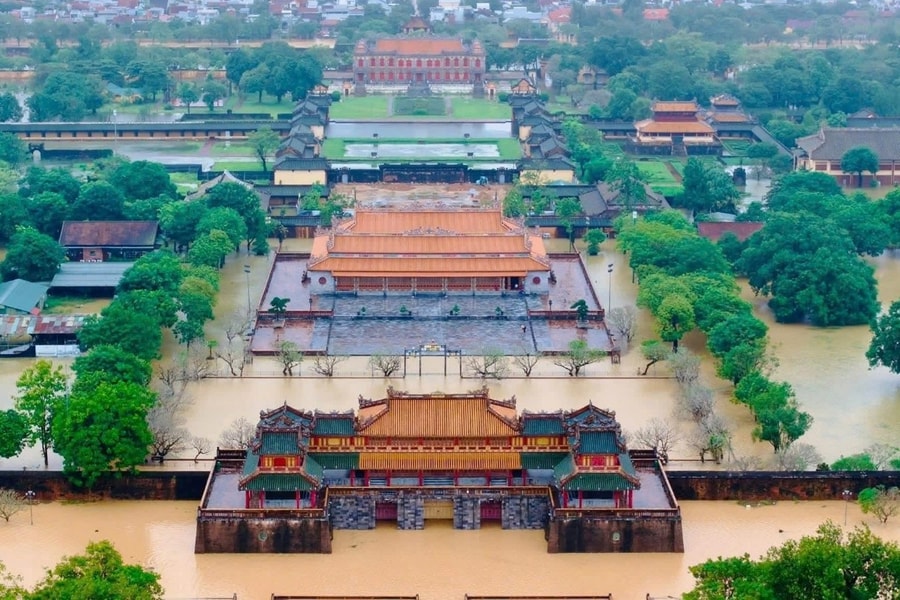 Ba nhà mạng duy trì mạng lưới thông suốt trong lũ dữ