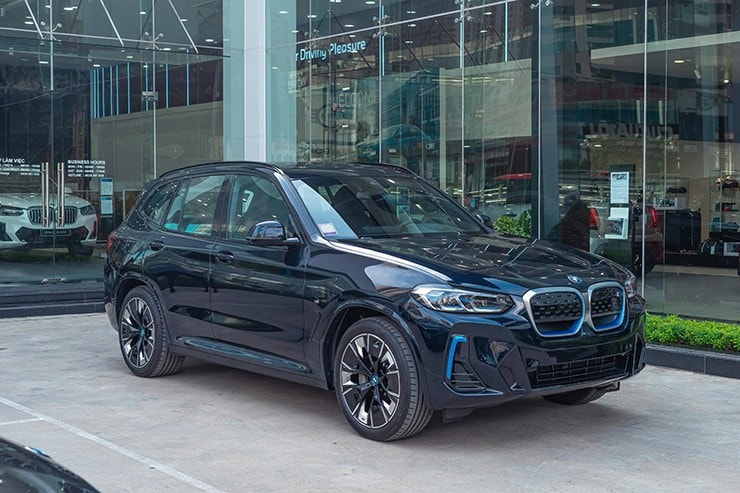 Xe sang BMW giảm giá tiền tỷ “xả hàng” cuối năm