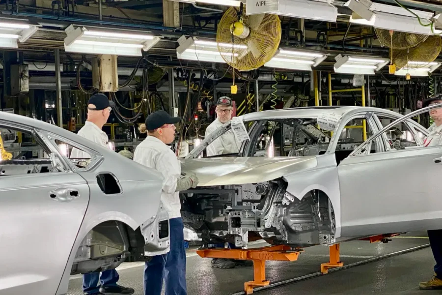 Ngành ô tô toàn cầu chao đảo vì vấn đề chính trị