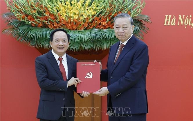 Tổng Bí thư Tô Lâm trao các quyết định bổ nhiệm Trưởng Ban Tuyên giáo và Dân vận Trung ương và Phó trưởng ban Thường trực Ban Nội chính Trung ương