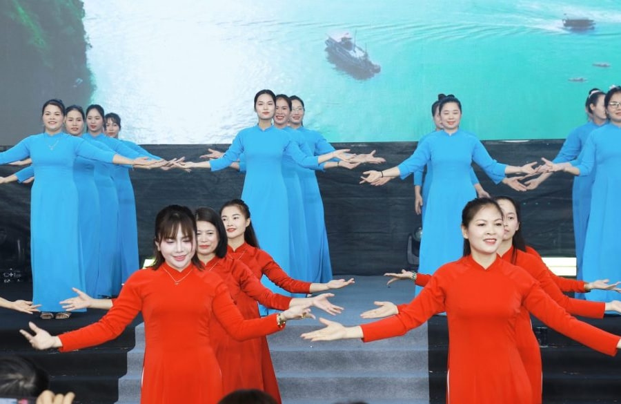 Đồng diễn Áo dài 2025: Tôn vinh sắc màu Phụ nữ Thủ đô và quảng bá hình ảnh Hà Nội hội nhập