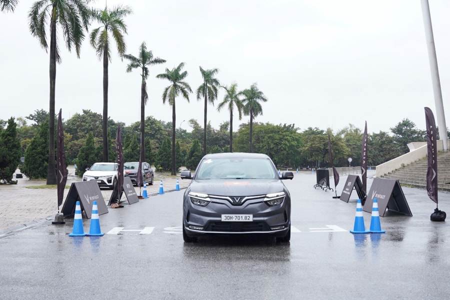 Khách hàng trải nghiệm thực tế VinFast VF 8: “Nội thất đẹp, trải nghiệm lái thú vị, nhiều điều chẳng bao giờ có ở xe xăng”