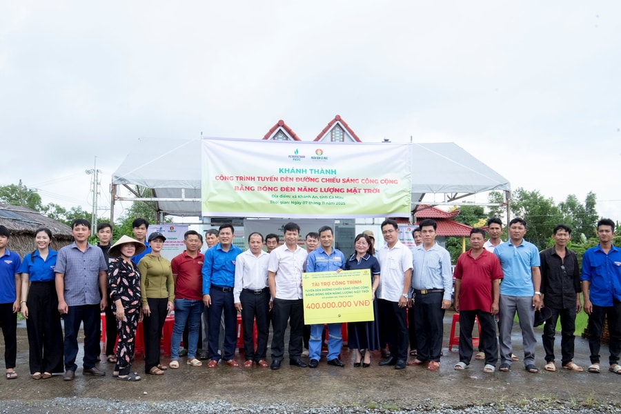 PVCFC tài trợ tuyến đèn năng lượng mặt trời – thắp sáng nông thôn Cà Mau