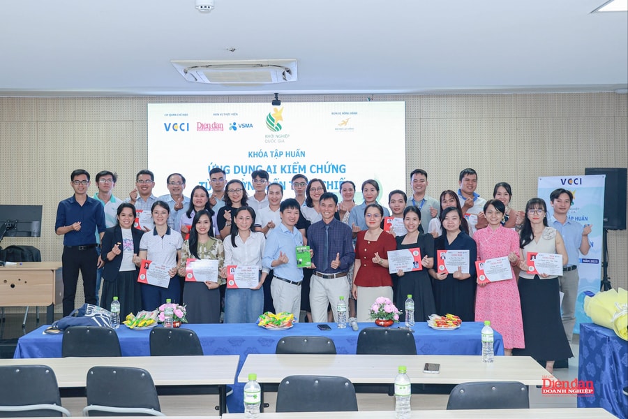 Bế giảng Khóa tập huấn giảng viên nguồn, cố vấn: Phát triển hệ sinh thái khởi nghiệp từ ứng dụng AI