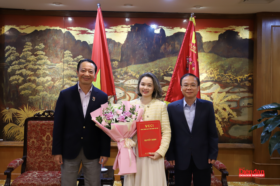 VCCI công bố và trao quyết định về công tác cán bộ