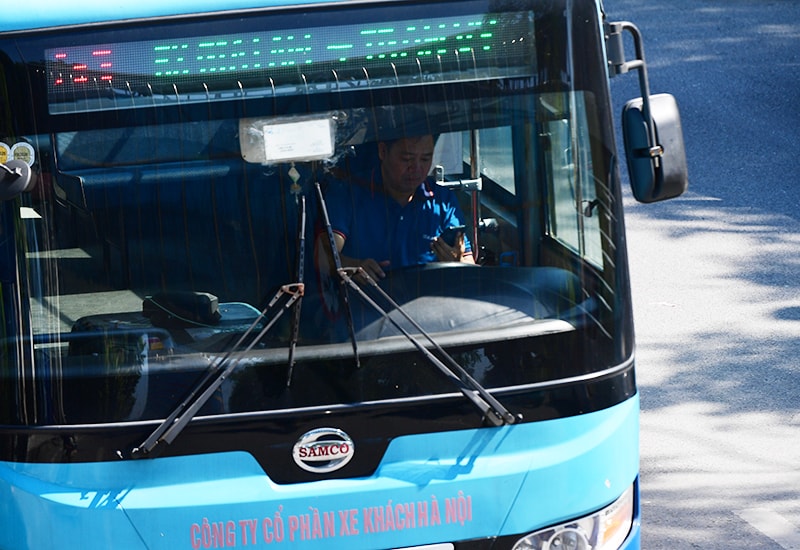 Hà Nội: Người dân liều lĩnh dùng điện thoại khi lái xe